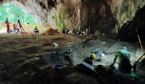 I ricercatori nello scavo della Grotta dei Baffoni