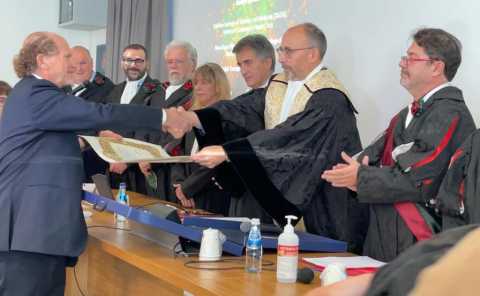 Il Rettore consegna la pergamena di laurea al prof. Ballabio