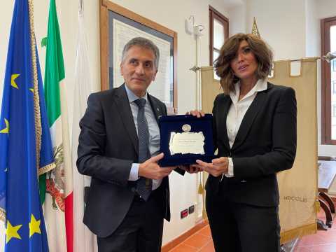 Il Rettore Leoni consegna il Sigillo di Ateneo alla Ministra Bernini