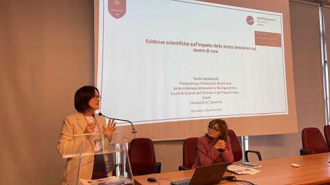 La prof.ssa Gabbianelli e la prof.ssa Bonacucina