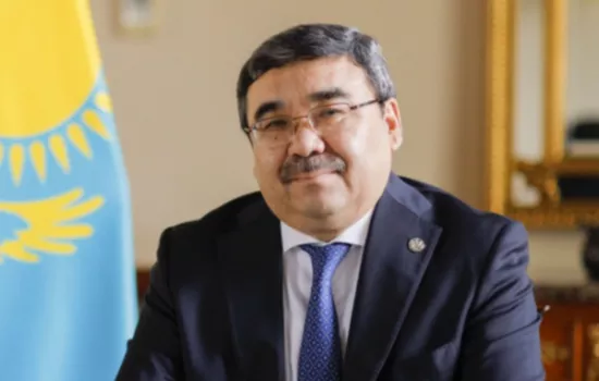 Conferimento del diploma di benemerenza a Sua Eccellenza Yerbolat Sembayev